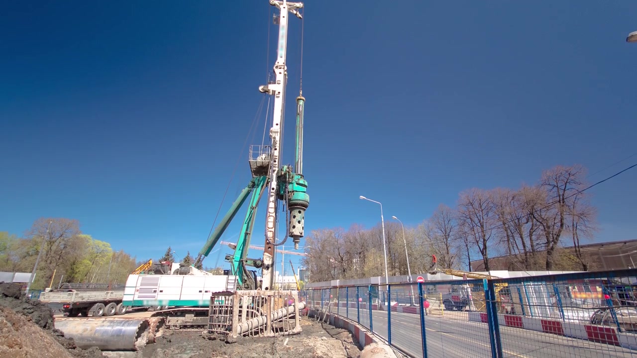 Boreplatform i arbejde timelapse. Forstærkende strukturer af tykke jernrør, bjælker og konstruktioner på byggepladsen for den underjordiske metrostation