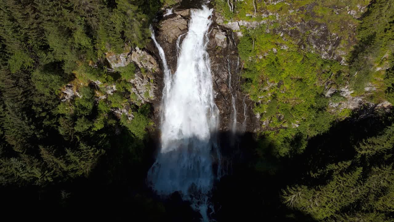 catarata de la montaña de latefossen, noruega, norte de europa, escandinavia