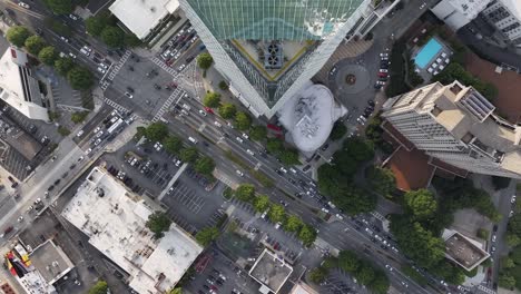 Hochwinkelansicht-Des-Wolkenkratzers-Und-Der-Belebten-Straße-Von-Buckhead,-Abluftöffnungen-Der-Klimaanlage-Auf-Den-Dächern-Von-Skyline-Gebäuden,-Atlanta,-Georgia,-USA