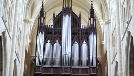 Das-Neo-extravagante-Orgelgehäuse-Der-Kathedrale-Von-Chalons-In-Chalons-en-Champagne,-Frankreich