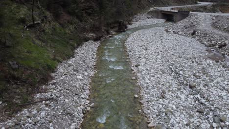 Langsame-Filmische-Luftaufnahme-über-Einem-Fluss-In-Einer-Schlucht-In-Der-Nähe-Des-Plastira-Sees-In-Griechenland-|-4k