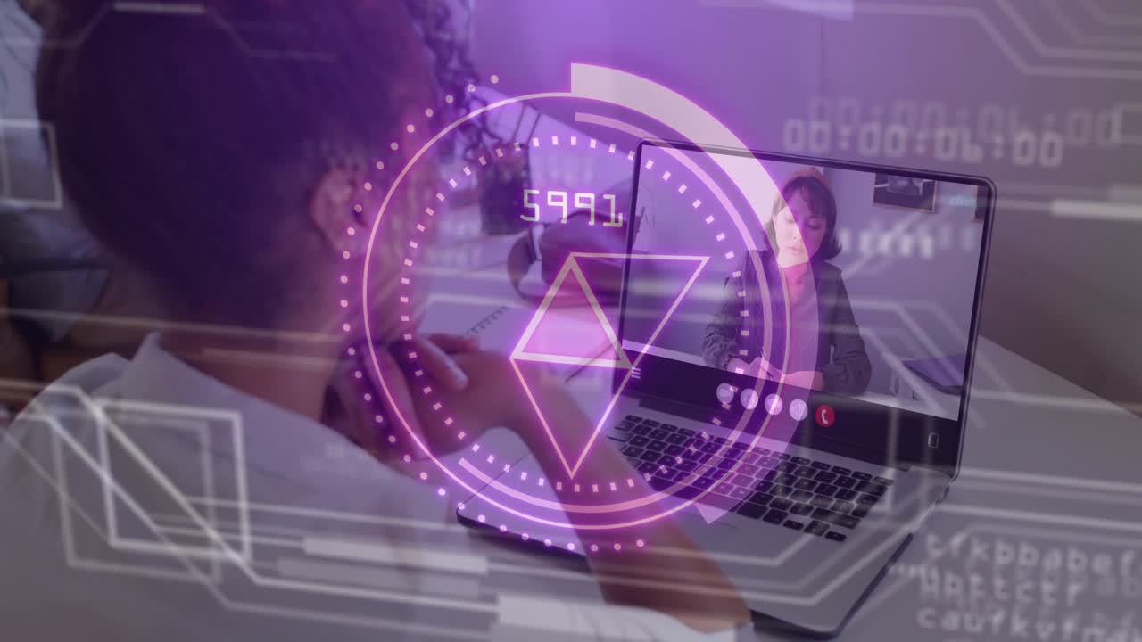 Midaldrende kvinde løfter hånden til hagen, igangsætter teknisk laptopmøde og gennemgår polygon numeriske data