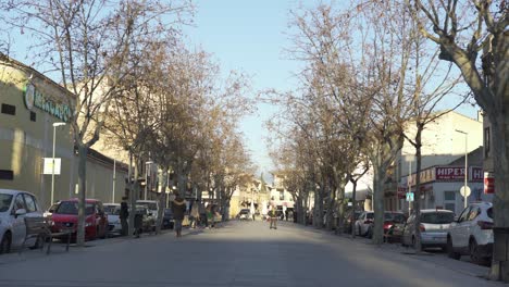escena de la calle en un día soleado de invierno