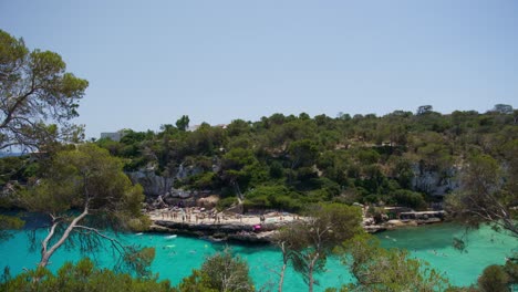 Mallorca:-Vista-Lateral-De-La-Playa-Del-Resort-En-Cala-Liombards-En-La-Isla-De-Mallorca,-España,-Europa-|-Océano-Turquesa-Con-Multitud-De-Playa