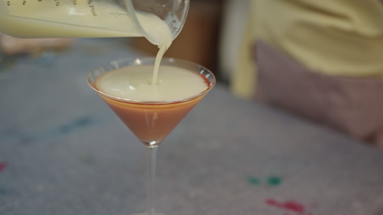 Cocktail versato in un bicchiere da martini
