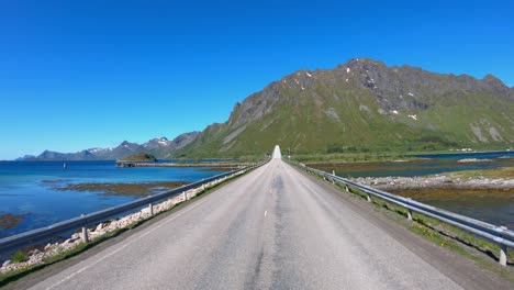 Conduciendo-Un-Coche-Por-Una-Carretera-De-Noruega.-Punto-De-Vista-Del-Vehículo-Que-Pasa-Por-El-Puente.