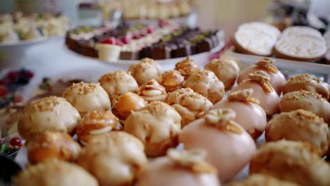 mesas llenas de diferentes postres y pasteles, primer plano desplegable