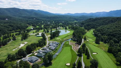 paralaje giratorio aéreo disparado sobre los campos de golf greenbrier con montañas en el fondo durante el verano