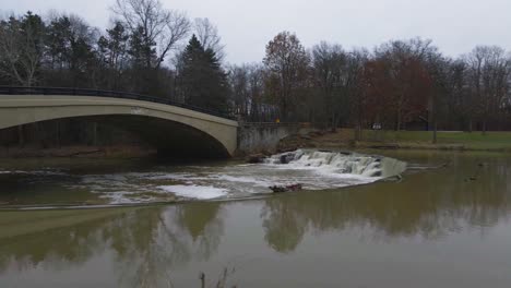 Berea,-Ohio-Metroparks-Toma-Panorámica-De-Una-Pequeña-Cascada-Y-Un-Puente-Peatonal