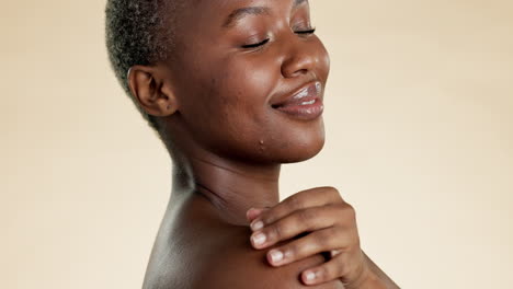 cuidado de la piel, belleza y manos de mujer negra en la cara