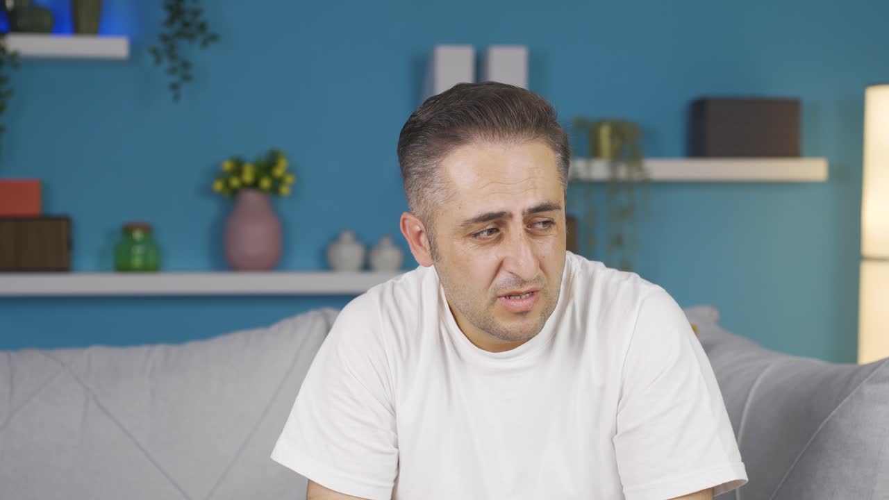 슬프고 슬픈 추억을 생각하는 사람.