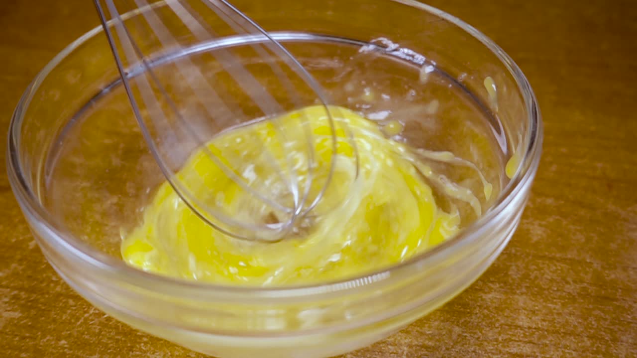 flocos de maíz amarillos crujientes en el cuenco para la mañana un delicioso desayuno con leche. cámara lenta con toma de seguimiento de rotación.