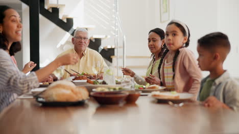 Familie,-Händchen-Haltend-Und-Beim-Abendessen-Betend