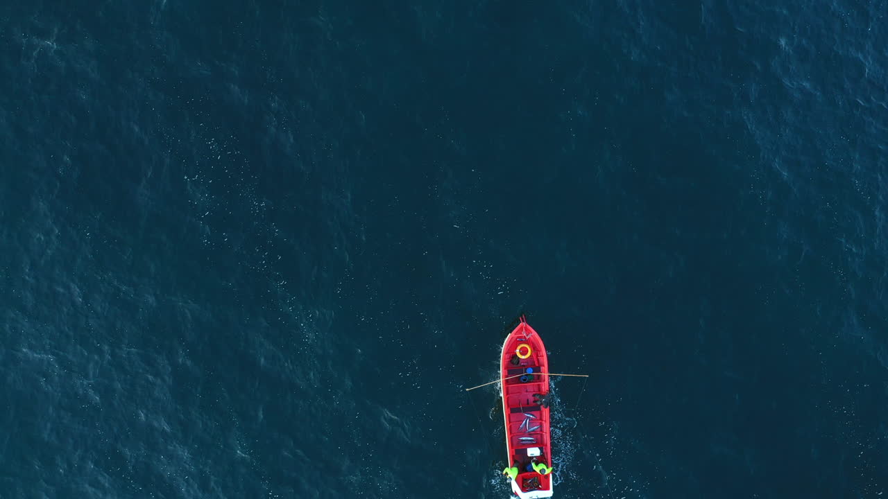 toma aérea de un barco de pesca artesanal, en medio del océano pacífico frente a la costa de chile