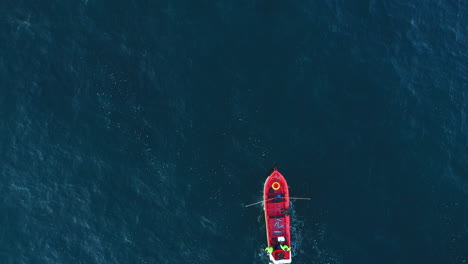 Toma-Aérea-De-Un-Barco-De-Pesca-Artesanal,-En-Medio-Del-Océano-Pacífico-Frente-A-La-Costa-De-Chile