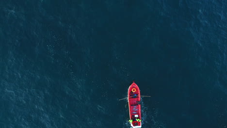 toma aérea de un barco de pesca artesanal, en medio del océano pacífico frente a la costa de chile
