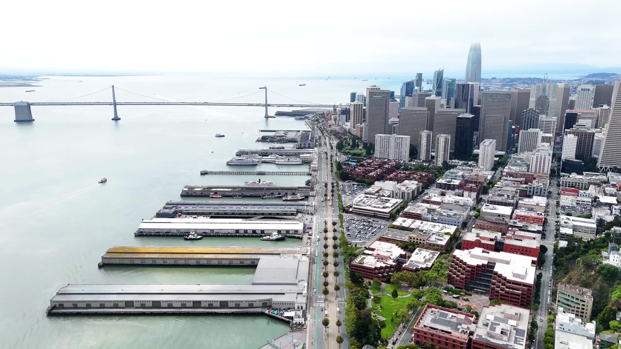 Vista aerea con drone di San Francisco, California, che mostra lo skyline del centro, il lungomare dell'Embarcadero, il Bay Bridge, le strade della città e la Baia di San Francisco. Ampie riprese cinematografiche di presentazione del paesaggio urbano