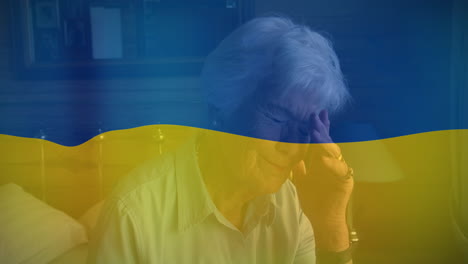 animación de la bandera de ucrania sobre una mujer caucásica de alto nivel llorando