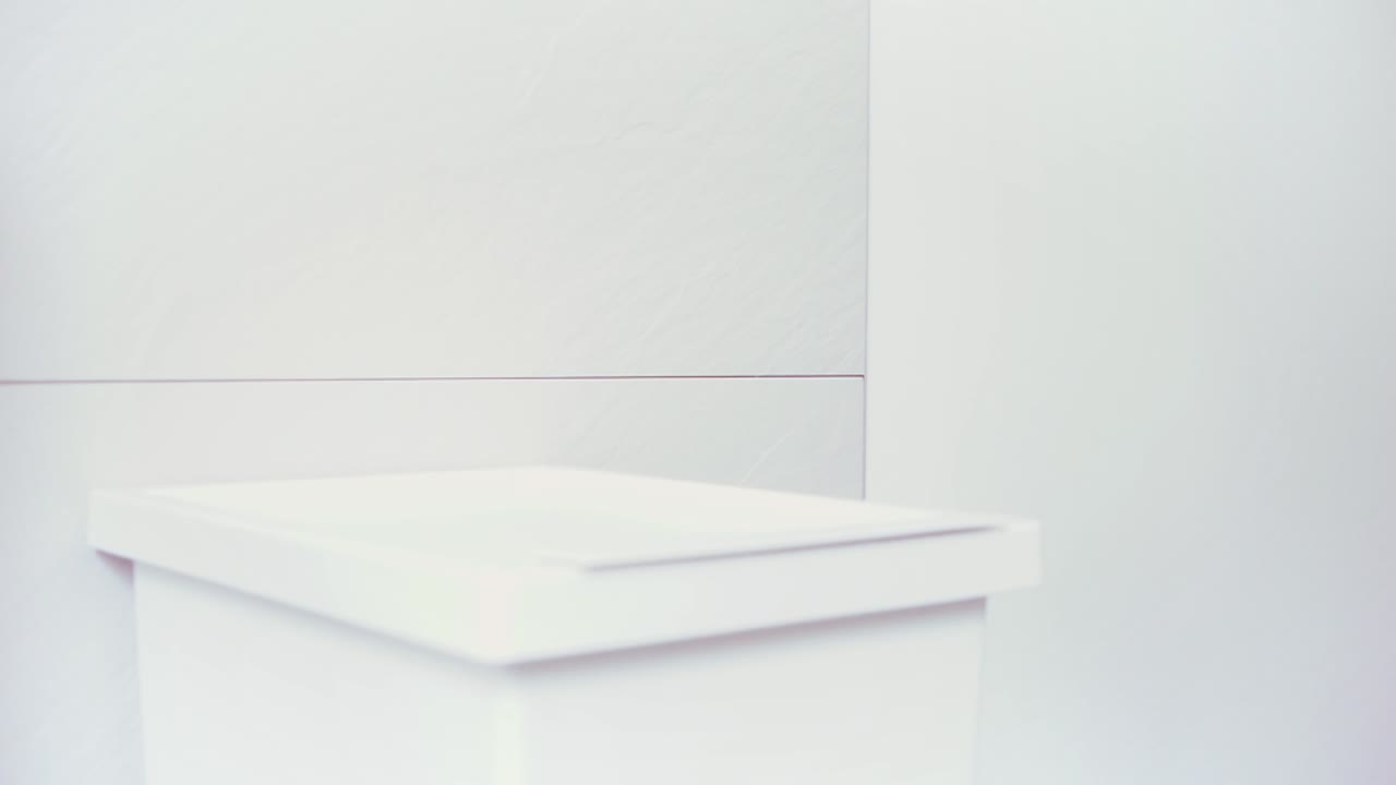 eliminación de basura en un baño