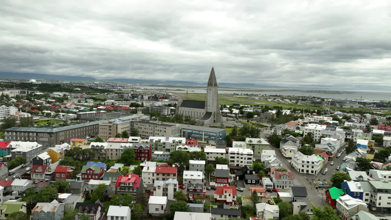 할그리무르 아이슬란드의 루터 교회 레이크야비크에서 공중에서 볼 수 있는 회색 구름이 가득한 하늘