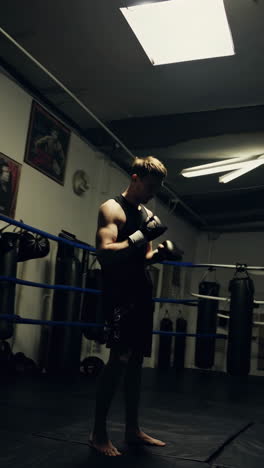 hombre practicando boxeo en un gimnasio