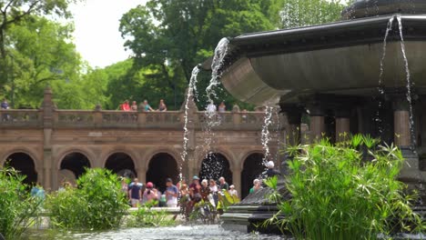 vista de cerca de una fuente de agua en el parque central, nueva york