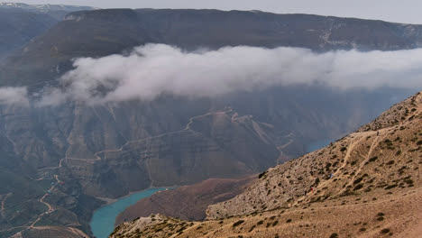 Paisaje-Aéreo-De-Montaña-Con-Nubes-Sobre-El-Río-Sulak-Y-El-Cañón