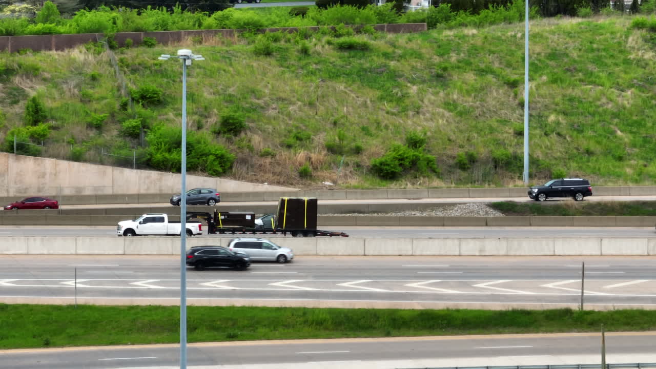 교통 및 바쁜 고속도로 장면