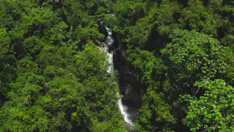 agua que cae de la cascada de jima en bonao, república dominicana