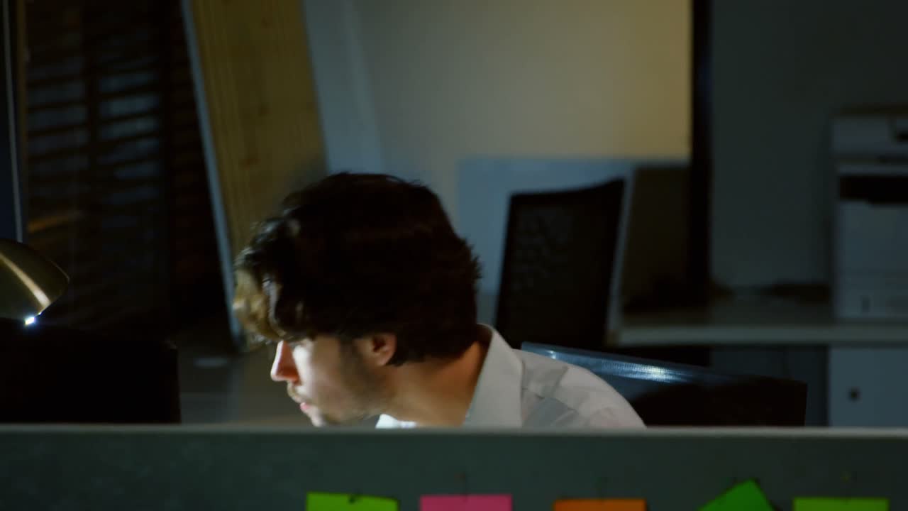 Male executive talking over phone at desk 4K