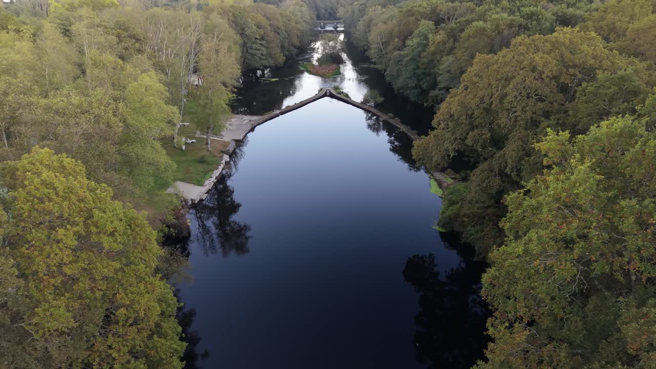 Řeka Ladra protékající obcí Begonte, Španělsko – letecký záběr z dronu