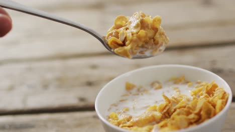 video de cereales en un tazón de cerámica en una encimera de cocina de madera
