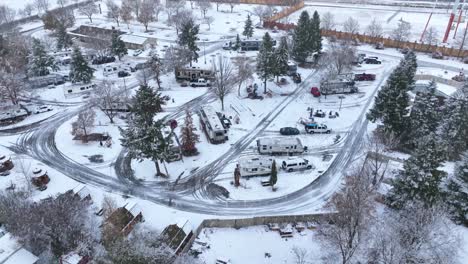 Vista-Aérea-De-La-Nieve-Que-Cae-En-Un-Parque-De-Rv