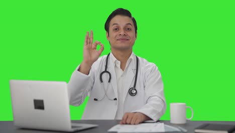 Fröhlicher-Indischer-Arzt,-Der-Einen-Grünen-Bildschirm-Zeigt