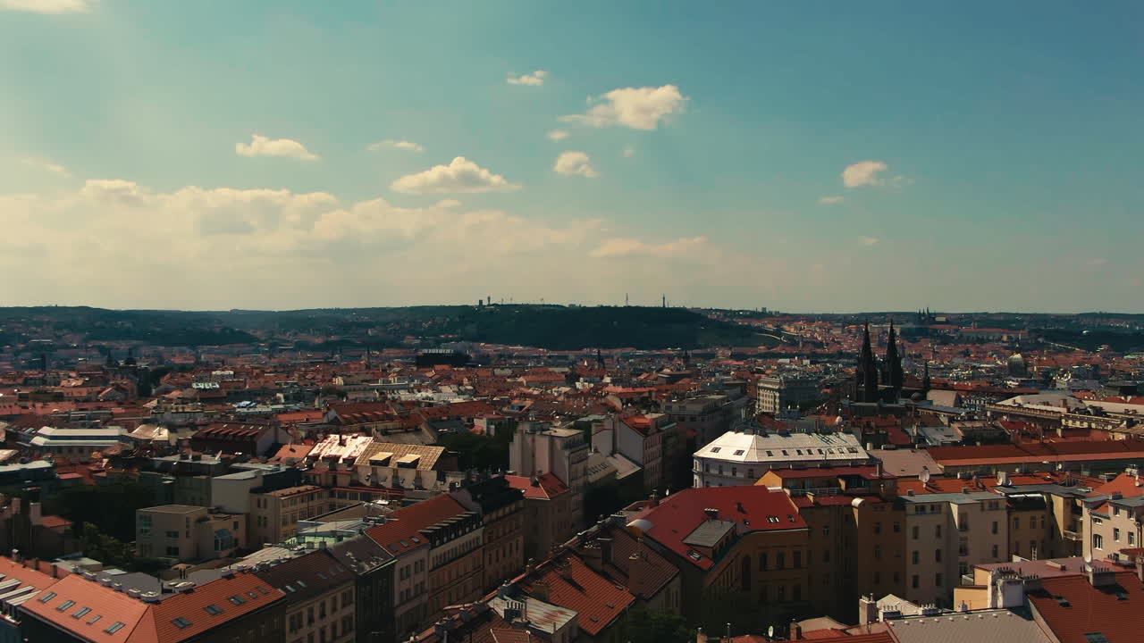Ripresa aerea in discesa di Piazza Namesti Miru a Praga con il Castello sullo sfondo