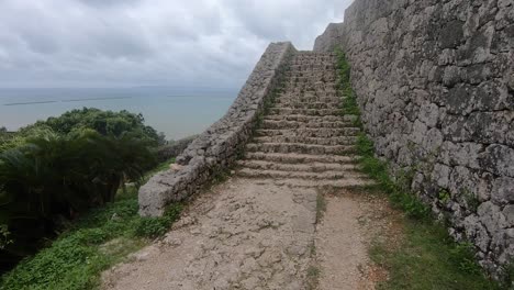 escalera de ruina histórica en el castillo de katsuren, sitio del patrimonio mundial de la unesco, okinawa, japón