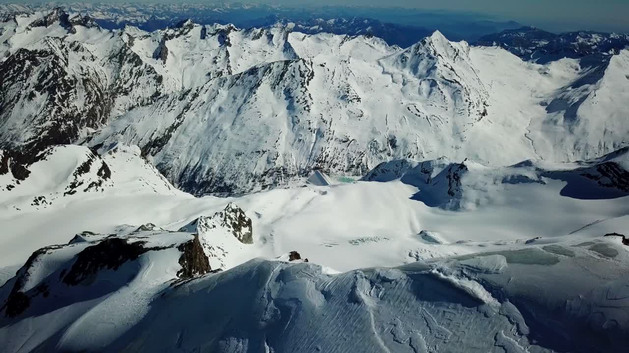 bella toma panorámica de la cumbre de los alpes