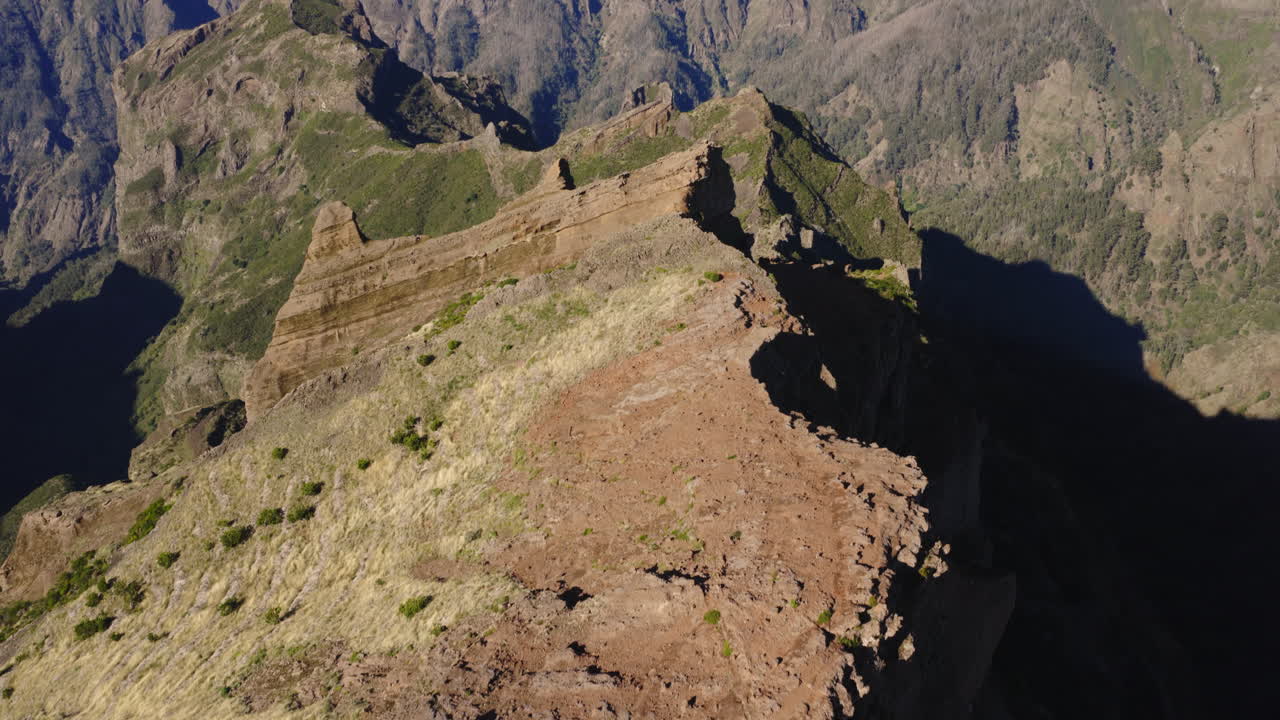 Maestosa vista aerea di un crinale montuoso accidentato e valli.