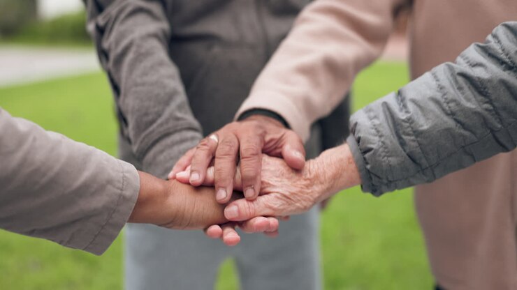 Pessoas idosas, mãos juntas