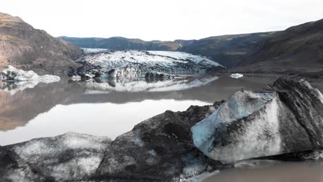 Icebergs-Sucios-En-El-Fangoso-Lago-Morrena-Del-Glaciar-Solheimajokull,-Islandia