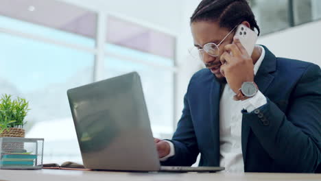 Computadora-Portátil,-Llamada-Telefónica-Y-Hombre-Negro-Escribiendo-En-La-Oficina