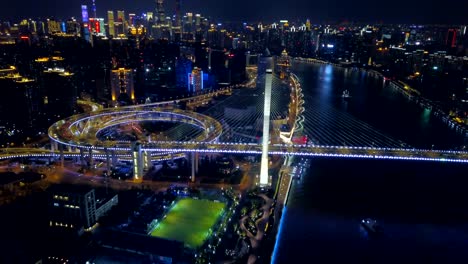 vista aérea de la rotonda del puente nanpu, centro de shanghai, china. distrito financiero y centros comerciales en la ciudad inteligente de asia. vista superior de rascacielos y edificios de gran altura por la noche.