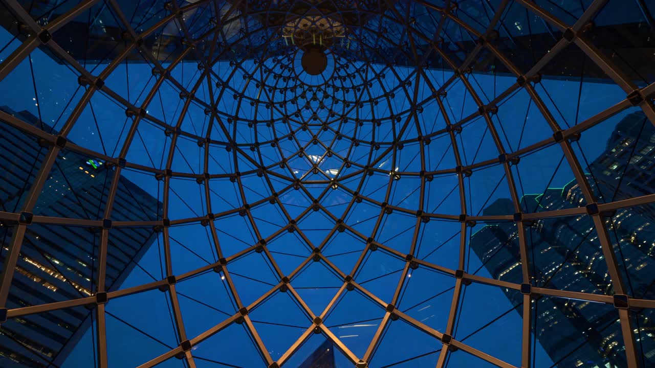 건축 건축 구조의 나선형 - 현대 오피스 빌딩의 유리 정면 디자인 - 기술 및 비즈니스 개념 - 환상 배경