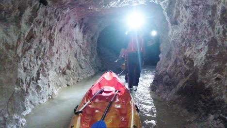 kayak en cuevas subterráneas en eslovenia