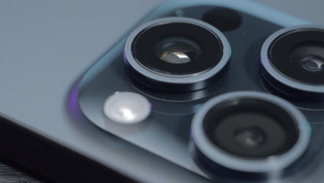 primer plano de una lente de una cámara de teléfono inteligente