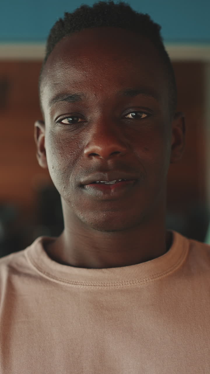 Ritratto di un uomo africano sorridente