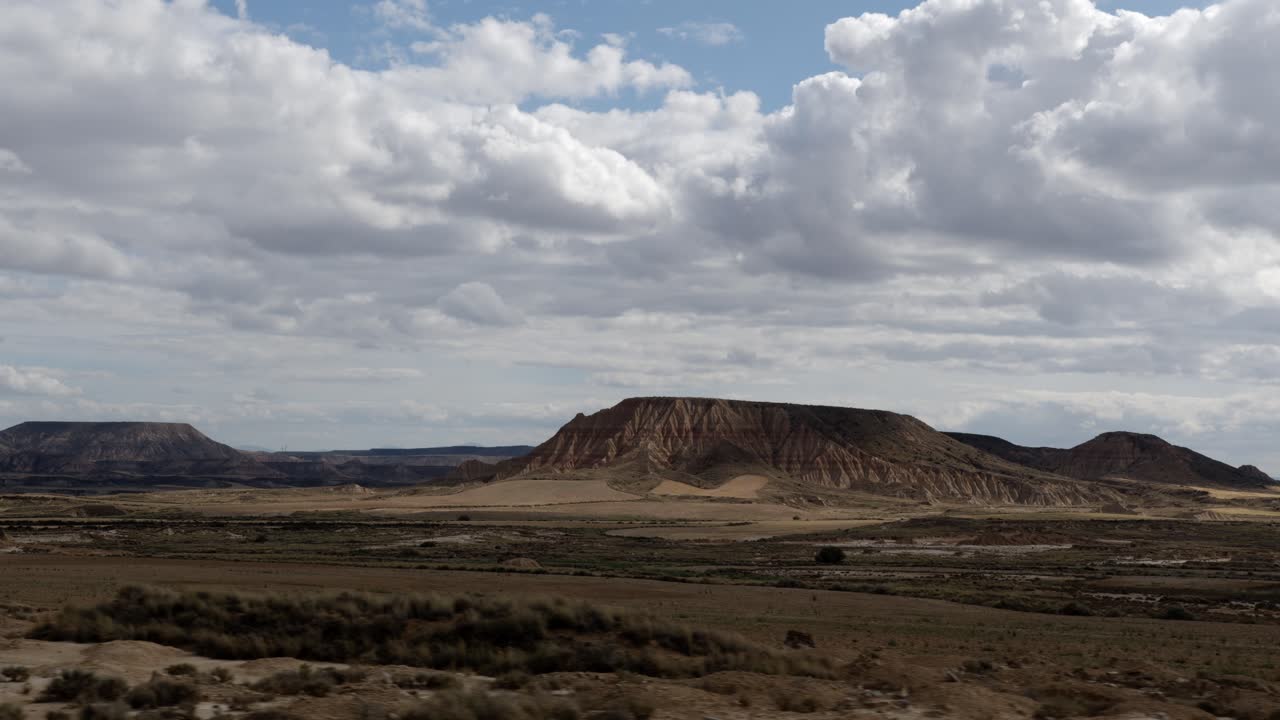 el desierto visto desde un coche durante un viaje por carretera