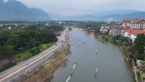 Luftflug-über-Den-Fluss-Nam-Song-Bei-Vang-Vieng-Mit-Vorbeifahrenden-Booten