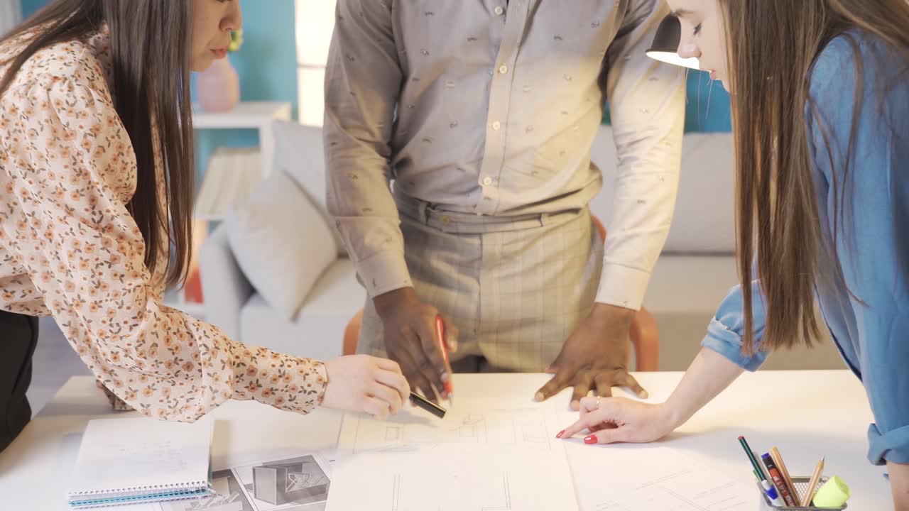 grupo de colegas de diferentes orígenes étnicos están trabajando en el proyecto en casa.
