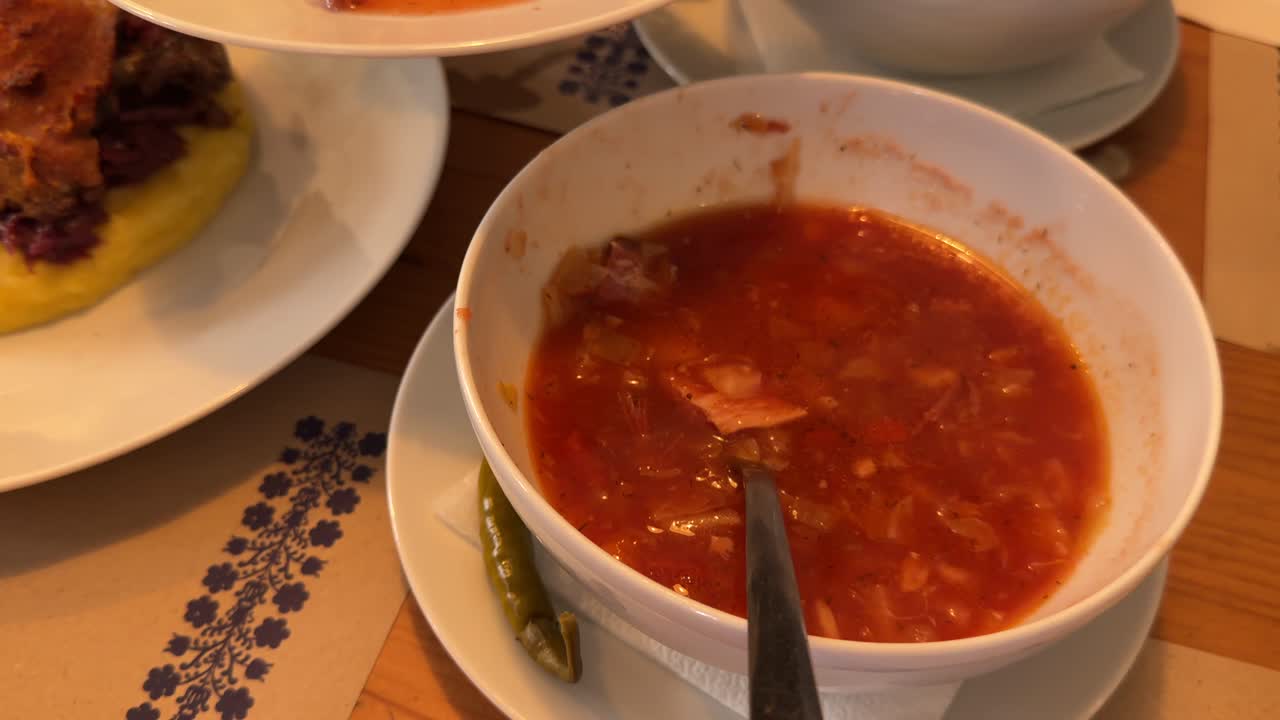 sopa de col tradicional con carne ahumada servida caliente